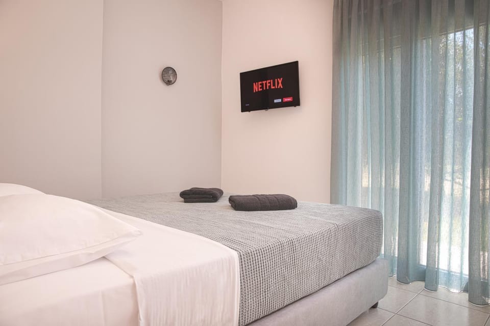 Bed, TV and multimedia, Bedroom, towels