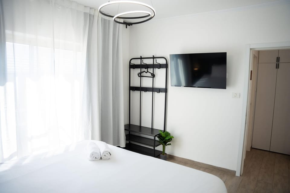Bed, TV and multimedia, Bedroom