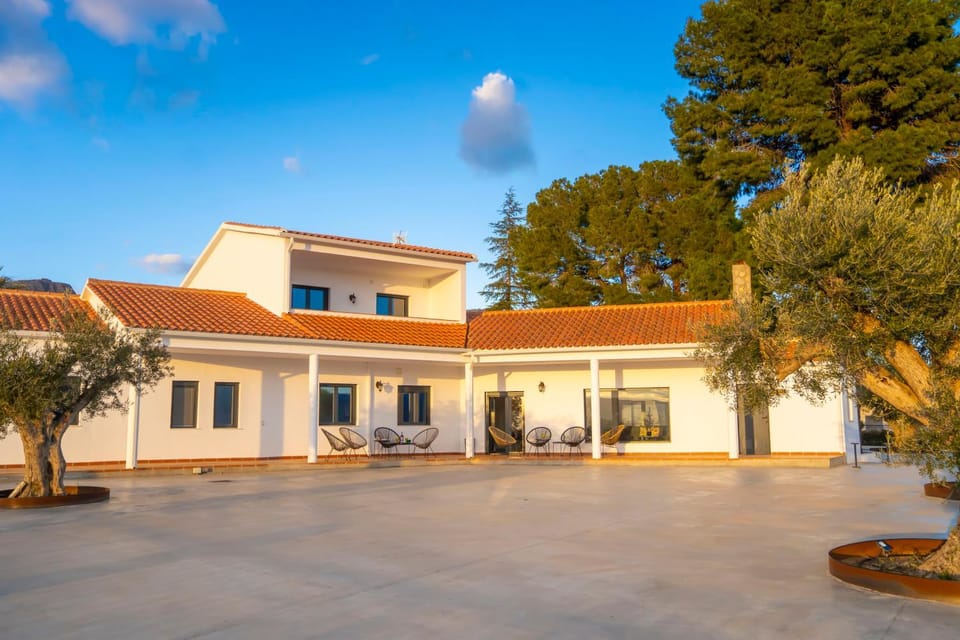 Property building, Off site, Day, Natural landscape, Balcony/Terrace