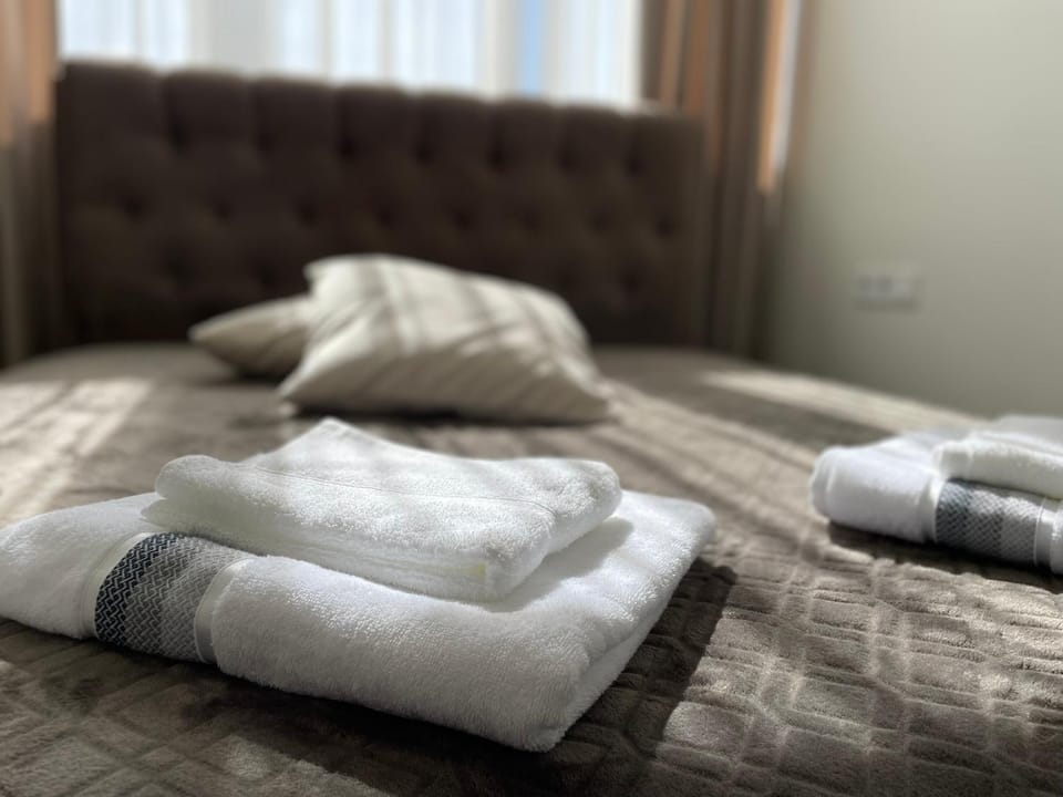 Bed, Bedroom, towels