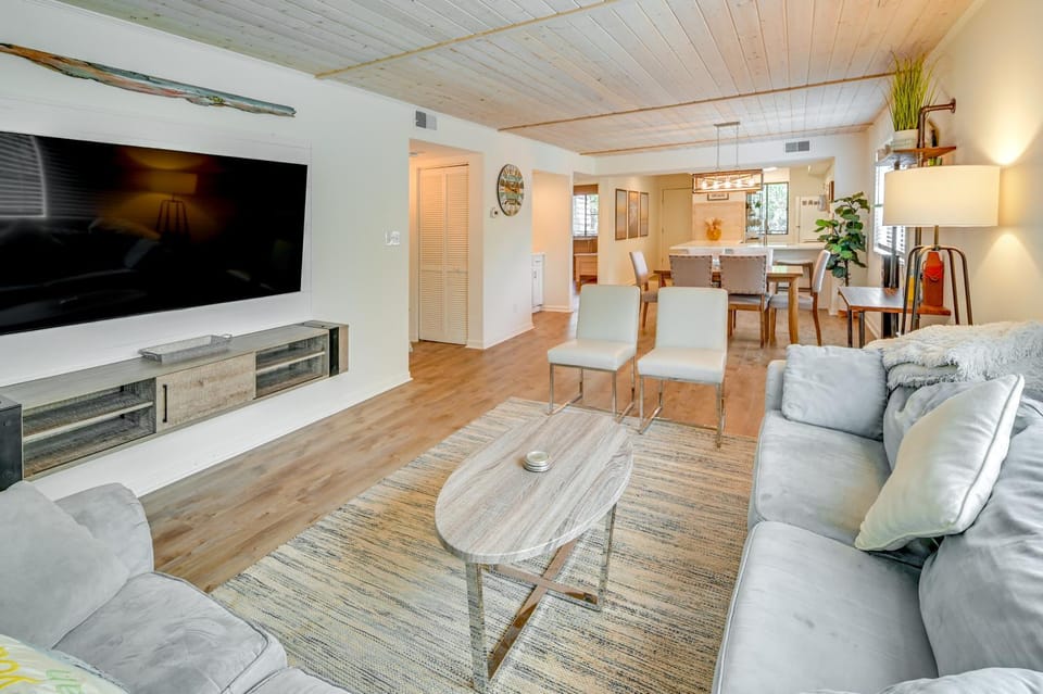 Walk to Shore: Condo w/ Balconies in Myrtle Beach! House in South Carolina
