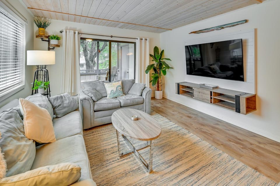 Walk to Shore: Condo w/ Balconies in Myrtle Beach! House in South Carolina