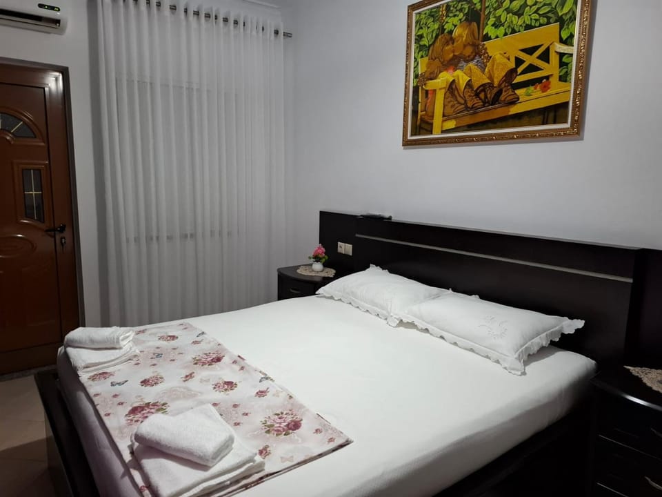 Bed, Photo of the whole room, Bedroom, air conditioner