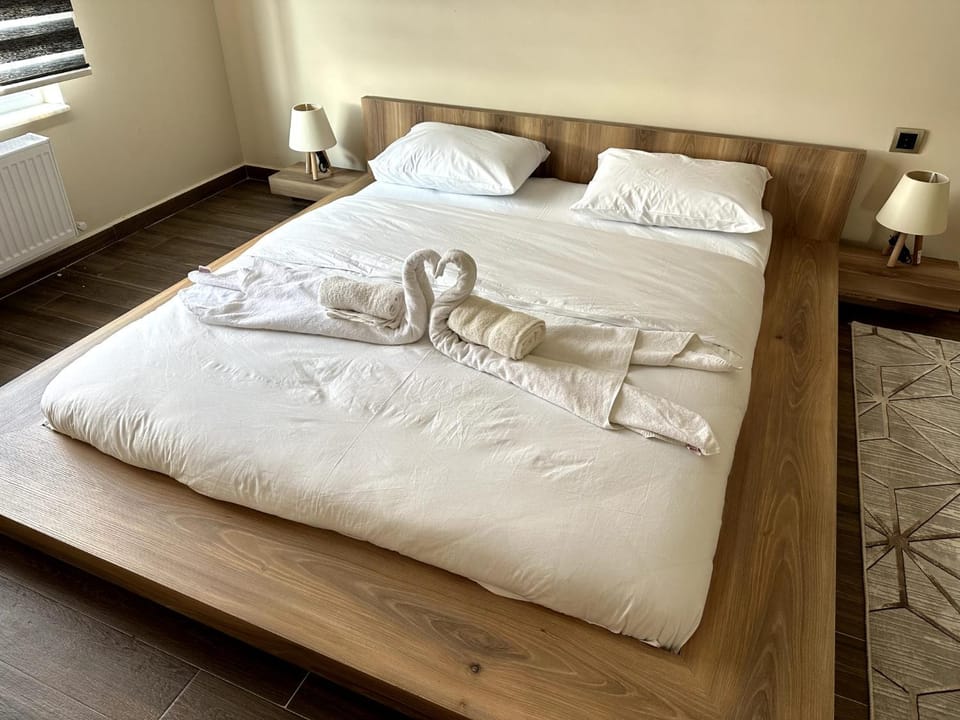 Bed, Bedroom, towels