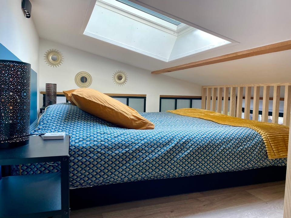 Photo of the whole room, Bedroom