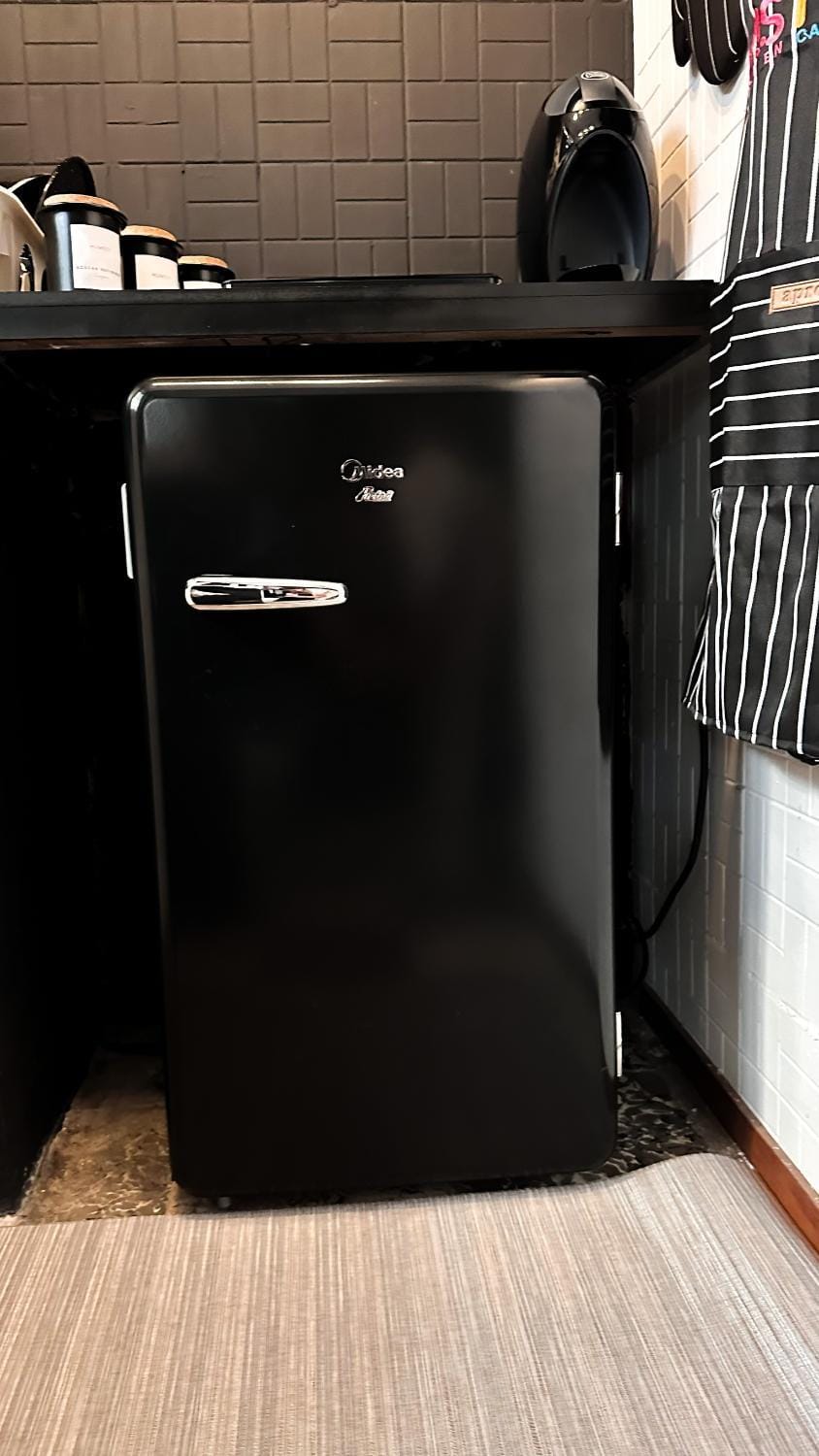 Kitchen or kitchenette, oven