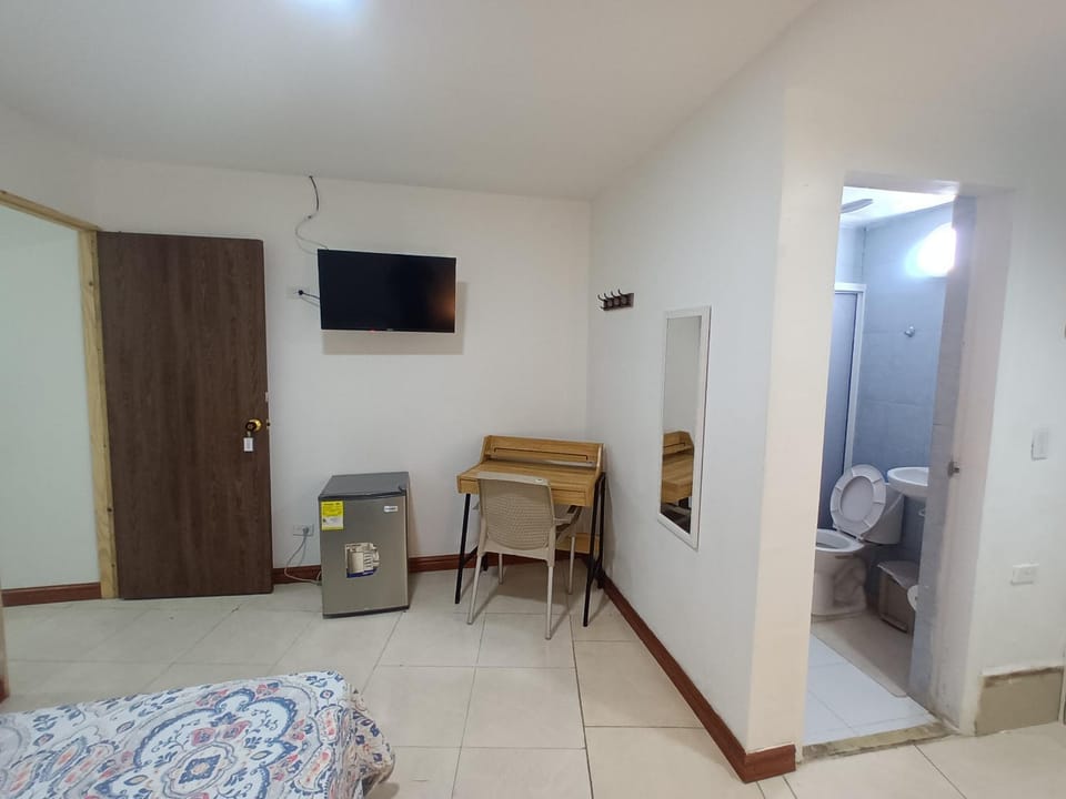 Bed, TV and multimedia, Photo of the whole room, Bedroom