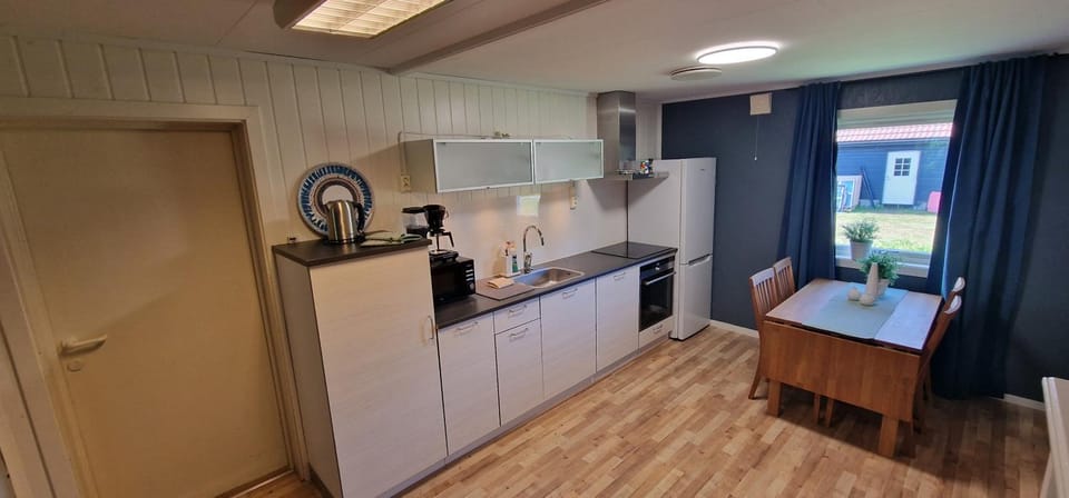 Coffee/tea facilities, Kitchen or kitchenette, stove