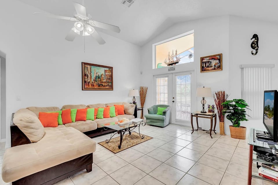 4 bedrooms pool home with water view and short drive from Disney Villa in Four Corners