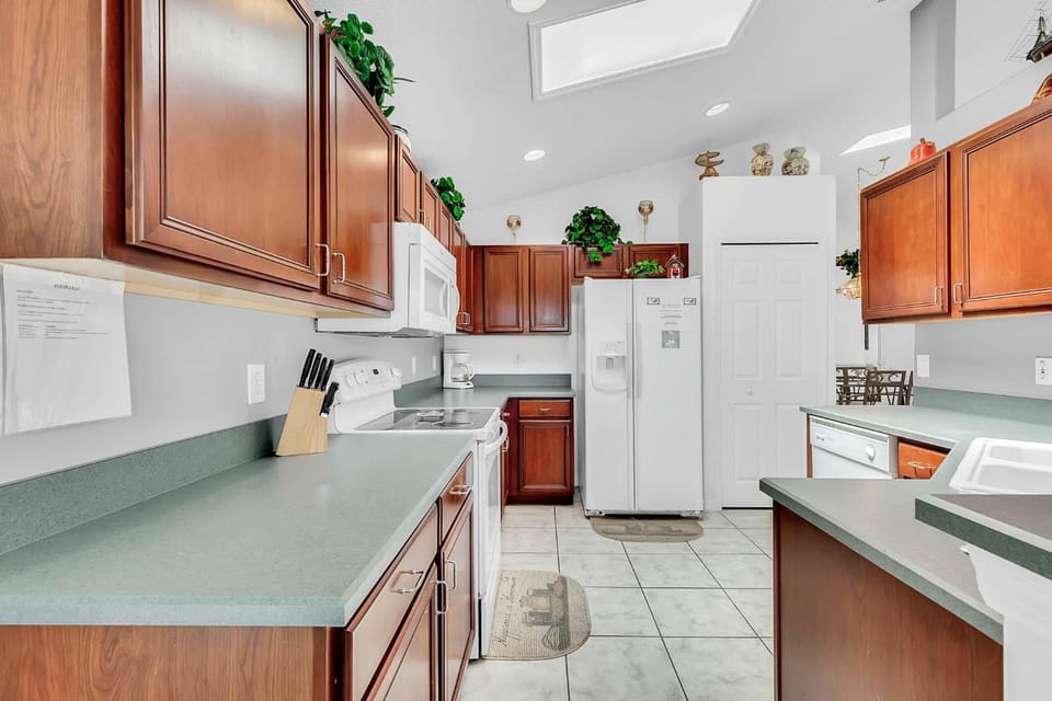 4 bedrooms pool home with water view and short drive from Disney Villa in Four Corners
