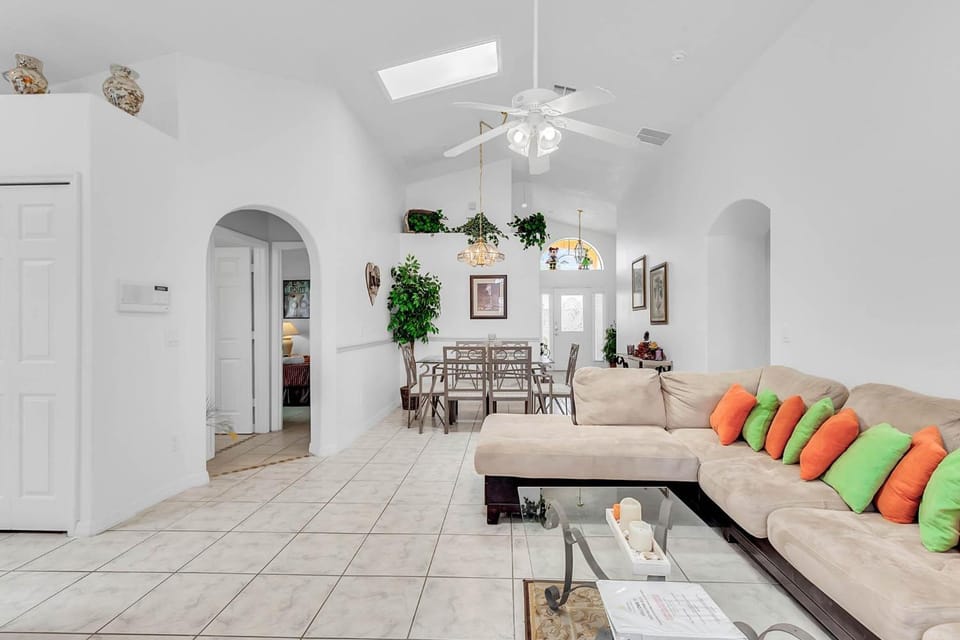 4 bedrooms pool home with water view and short drive from Disney Villa in Four Corners