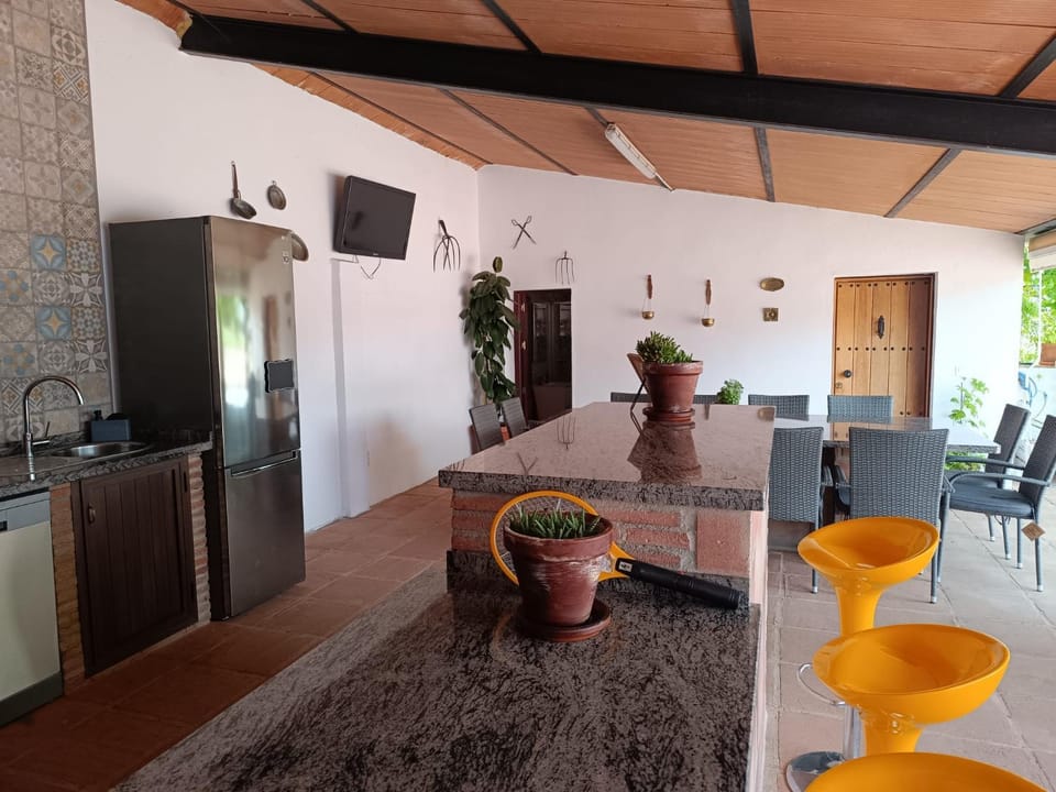 Kitchen or kitchenette, Dining area, Swimming pool
