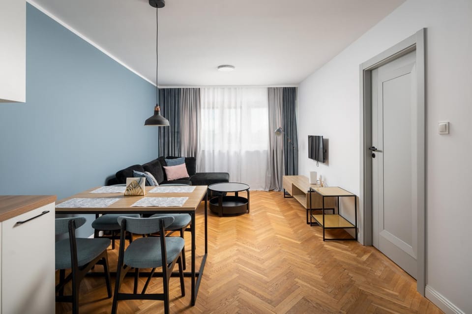 Bed, TV and multimedia, Living room, Photo of the whole room, Seating area, Dining area, hair dresser
