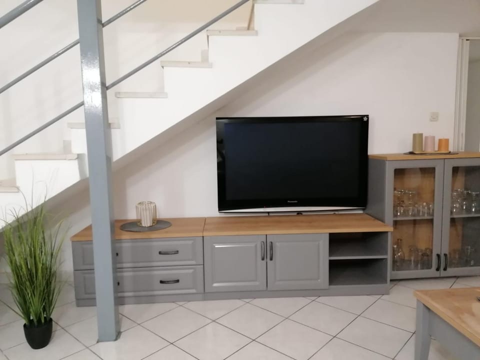 Communal lounge/ TV room, TV and multimedia, Living room