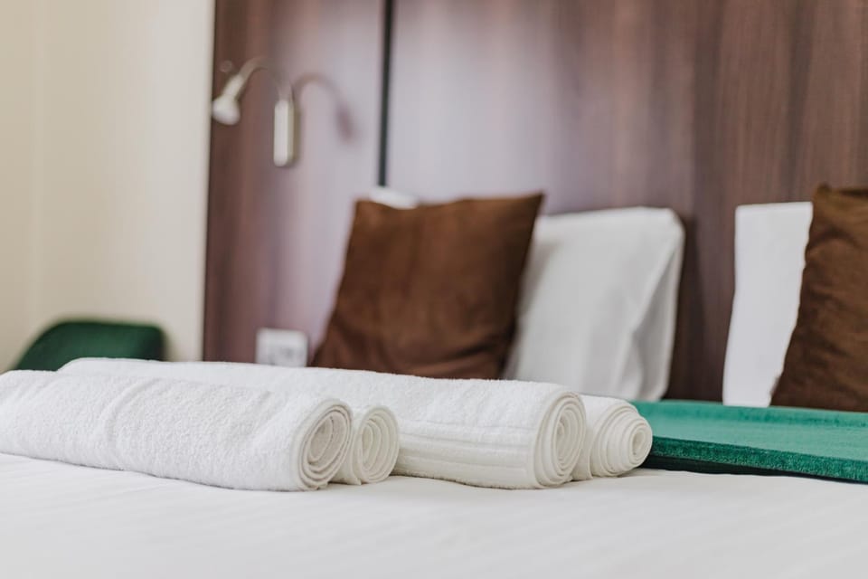 Bed, Bedroom, towels