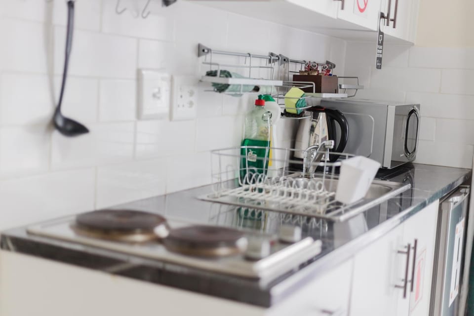 Coffee/tea facilities, Kitchen or kitchenette, stove
