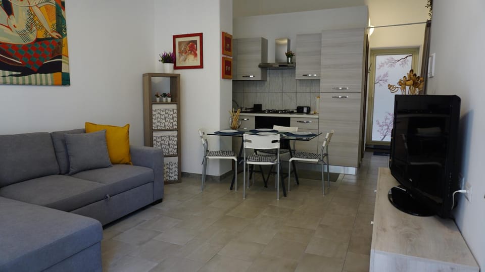 Kitchen or kitchenette, Living room, stove
