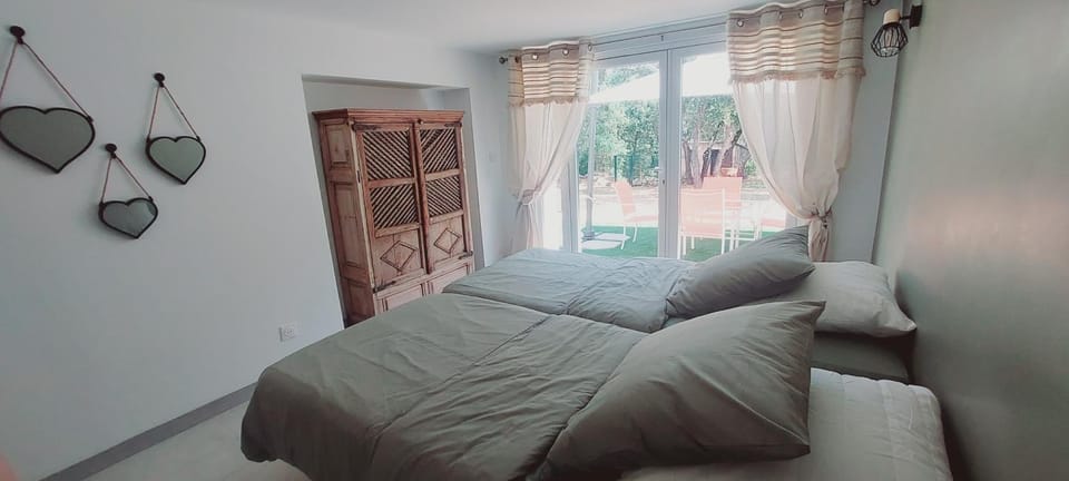 Bed, Photo of the whole room, Bedroom