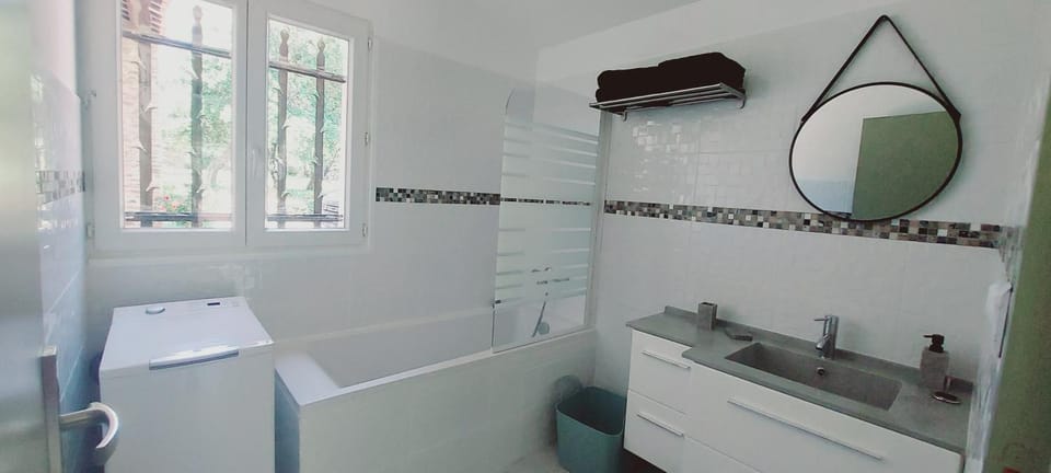 Bathroom, Bath, towels