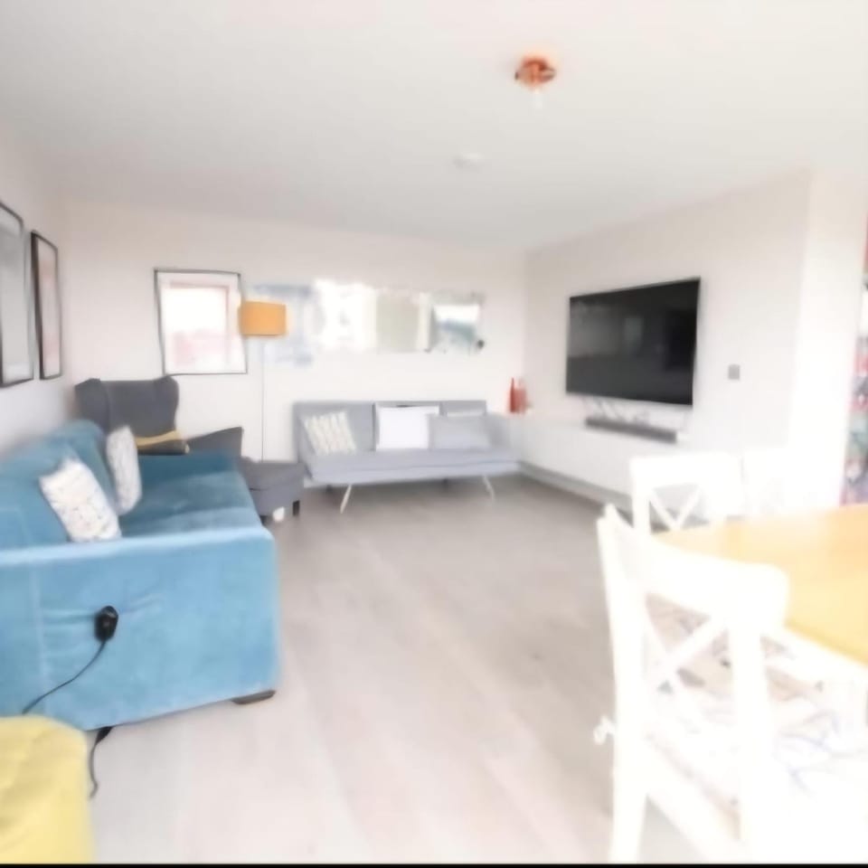 Luxury 2-Bed Penthouse apartment Central Maidenhead with parking, 2 nights minimum booking, close to Elizabeth line and LEGOLAND, sleep's up to 6 people Apartment in Maidenhead
