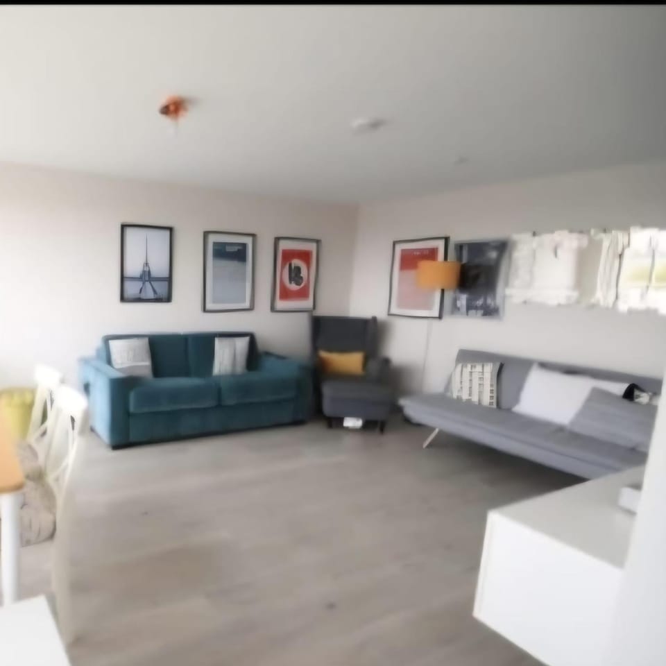 Luxury 2-Bed Penthouse apartment Central Maidenhead with parking, 2 nights minimum booking, close to Elizabeth line and LEGOLAND, sleep's up to 6 people Apartment in Maidenhead