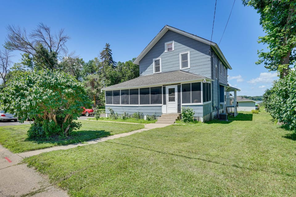 Lakefront Mound Getaway: Near Snowmobiling Trails! House in Mound