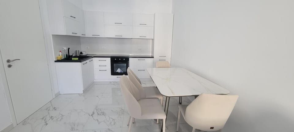 Kitchen or kitchenette, Dining area, oven, stove