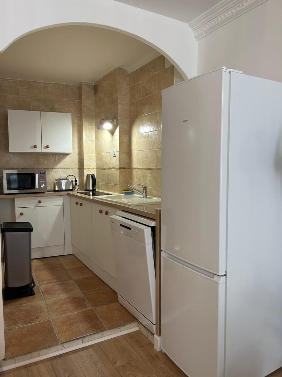 Kitchen or kitchenette, dishwasher, minibar, stove