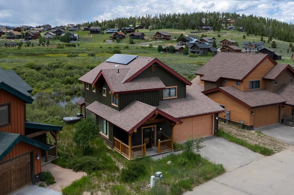 Property building, Neighbourhood, Natural landscape, Bird's eye view, Summer, Mountain view, Parking