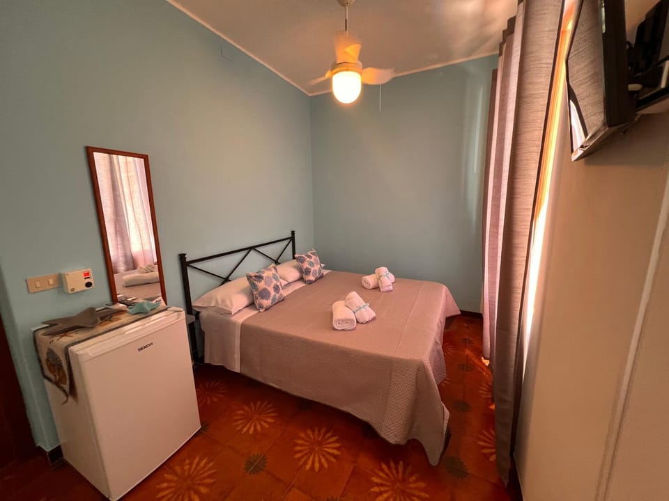 TV and multimedia, Photo of the whole room, Bedroom