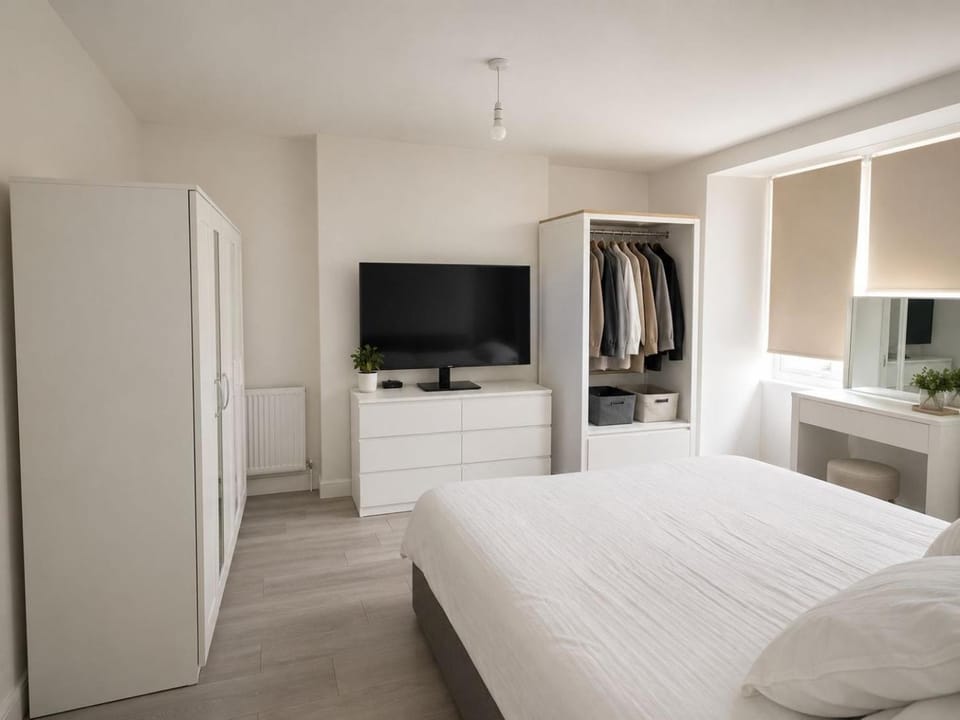 Communal lounge/ TV room, Bed, TV and multimedia, Photo of the whole room, Evening entertainment, Bedroom, hair dresser, towels, wardrobe