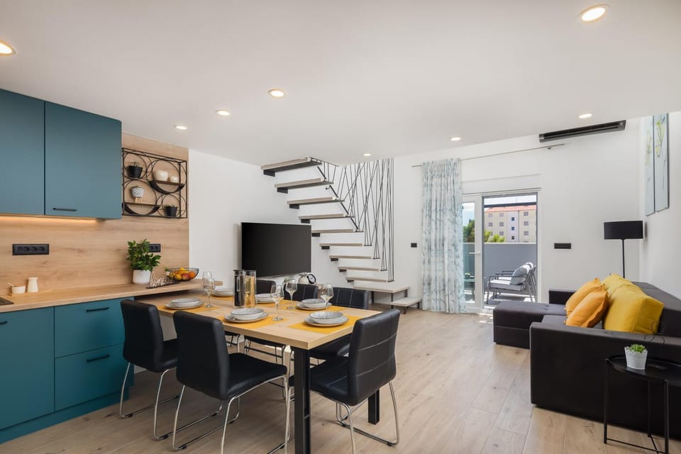 TV and multimedia, Kitchen or kitchenette, Living room, Seating area, Dining area