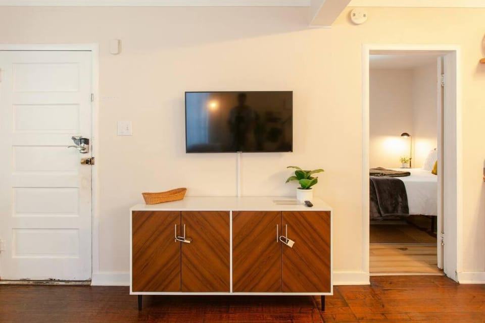 Classic & Cozy Apartments - Parking & Close to DW Apartment in Medford