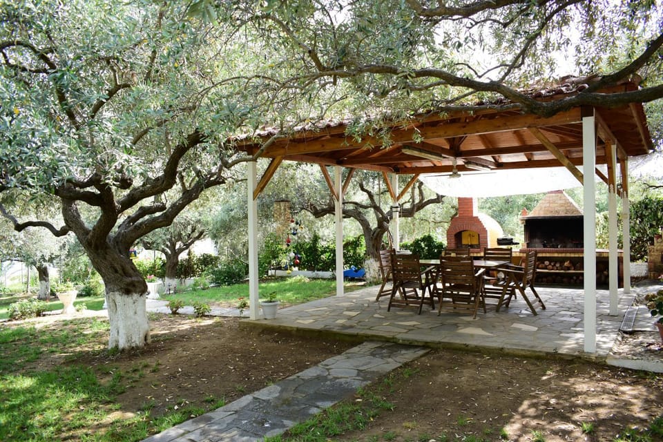 Patio, Day, Natural landscape, Garden, Dining area