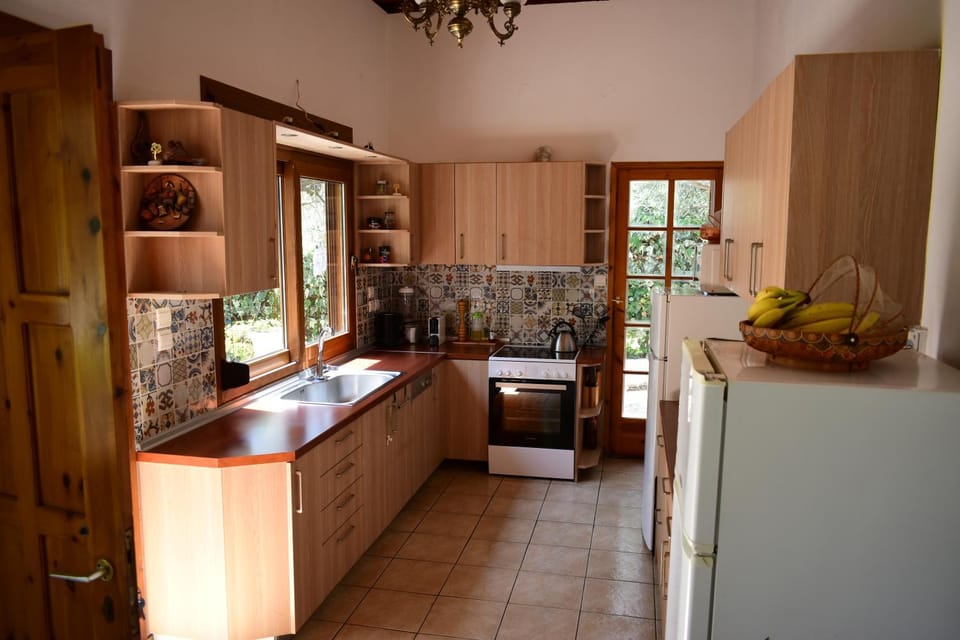 Kitchen or kitchenette, minibar, stove