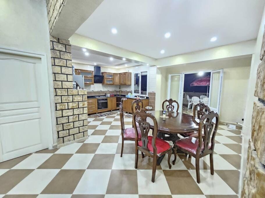 Kitchen or kitchenette, Dining area