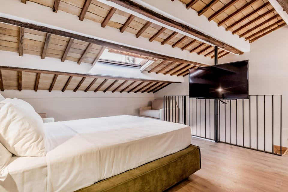 Bed, TV and multimedia, Photo of the whole room, Bedroom