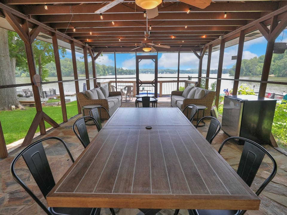 Dining area, Lake view