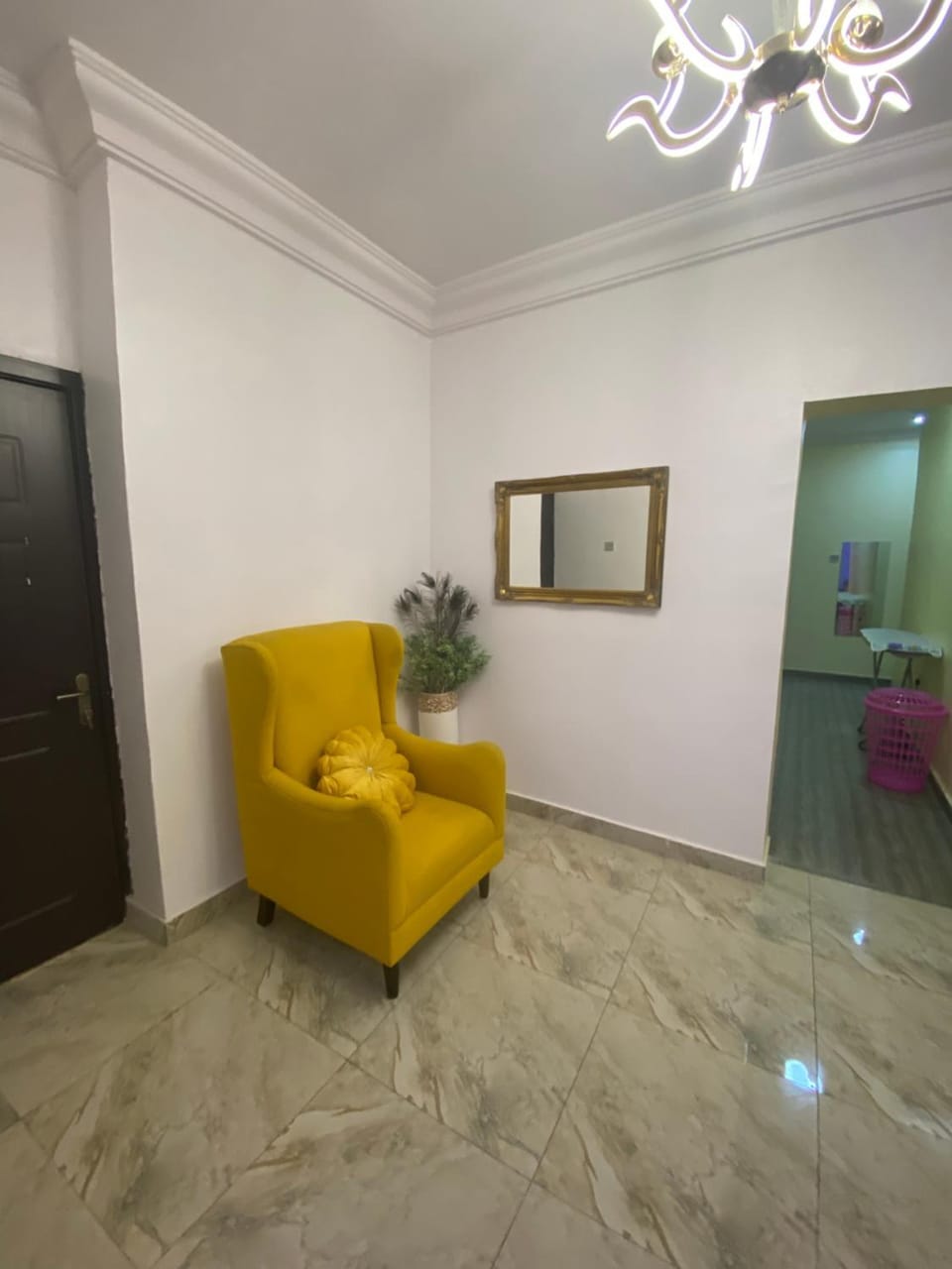 Labi’s place. 1,2 bedrooms apartments beautifully furnished in a secured estate at Adeniyi Jones Ikeja. 24 hrs light, secured apartment,WiFi, fully fitted kitchen, Close to everywhere, Airport pick up ( optional) Apartment in Lagos