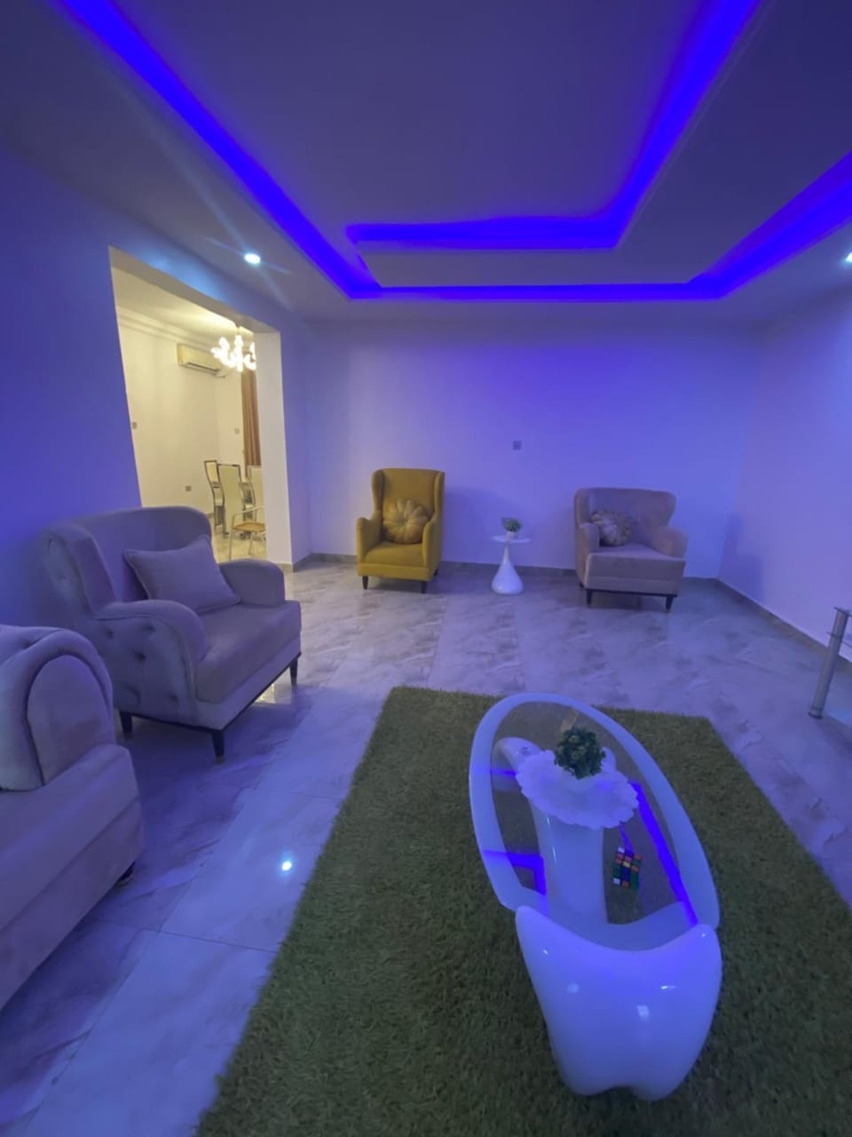 Labi’s place. 1,2 bedrooms apartments beautifully furnished in a secured estate at Adeniyi Jones Ikeja. 24 hrs light, secured apartment,WiFi, fully fitted kitchen, Close to everywhere, Airport pick up ( optional) Apartment in Lagos