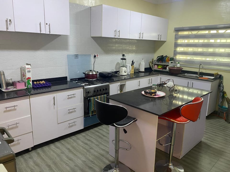 Labi’s place. 1,2 bedrooms apartments beautifully furnished in a secured estate at Adeniyi Jones Ikeja. 24 hrs light, secured apartment,WiFi, fully fitted kitchen, Close to everywhere, Airport pick up ( optional) Apartment in Lagos