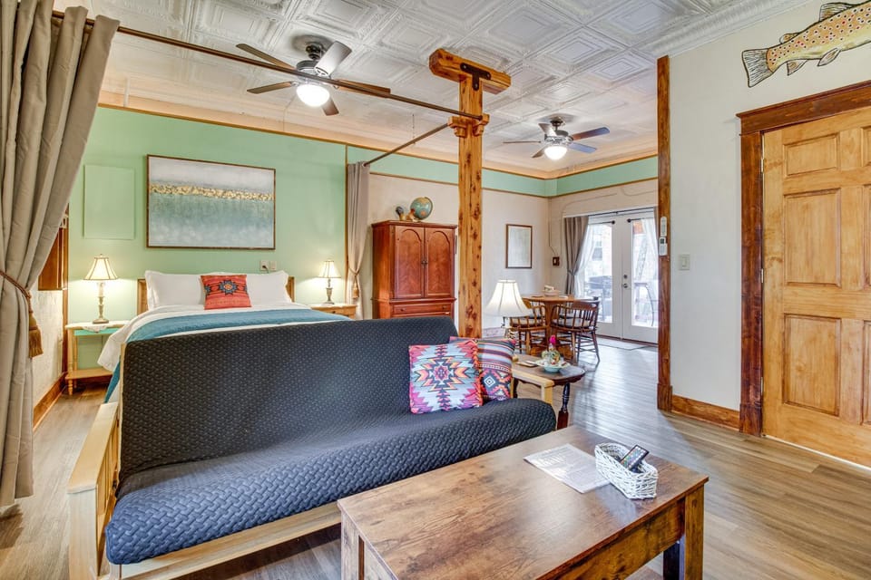 Walk to White River Cozy Studio, Driftys Hideaway Apartment in Cotter