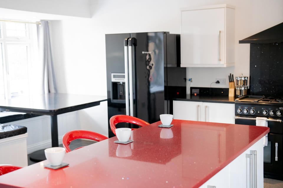 Summer Holiday 5 bed with Hot tub and Entertainment Apartment in Borough of Swale