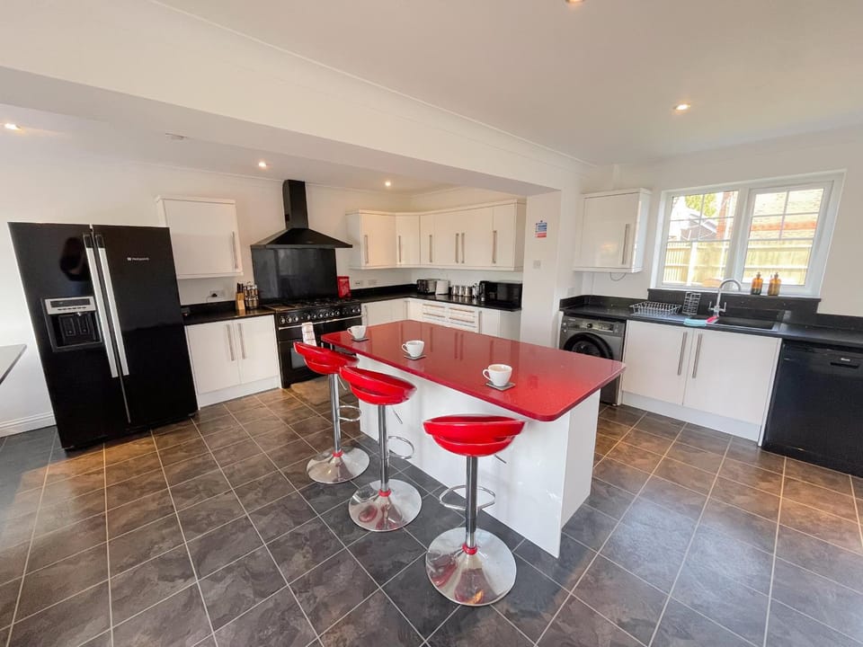 Summer Holiday 5 bed with Hot tub and Entertainment Apartment in Borough of Swale