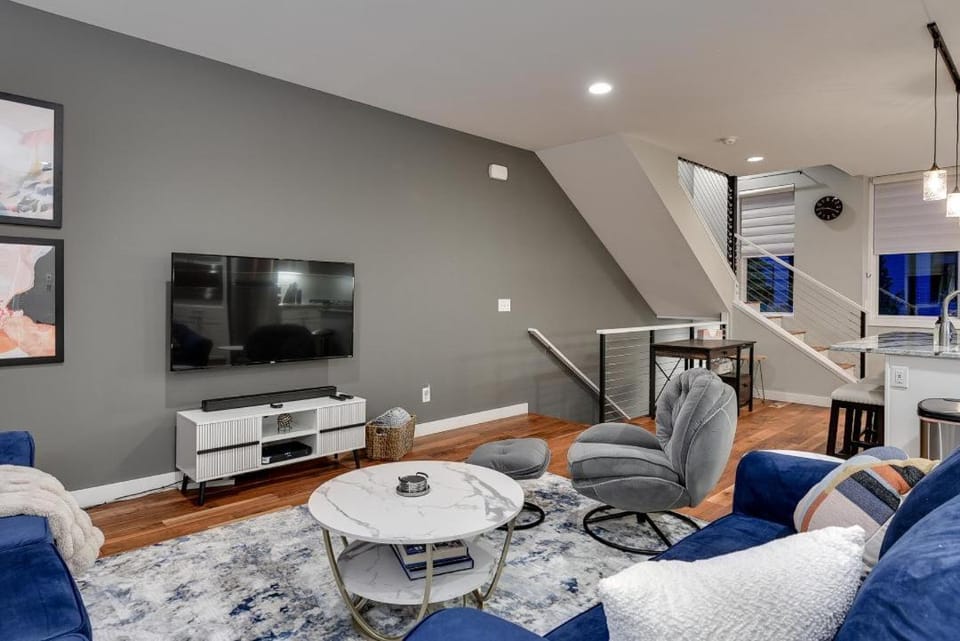 Communal lounge/ TV room, TV and multimedia, Living room, Seating area, Evening entertainment