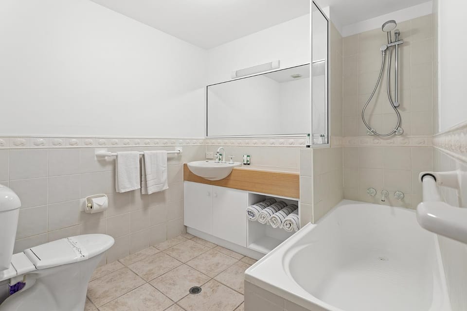 Shower, Toilet, Bathroom, Bath, towels