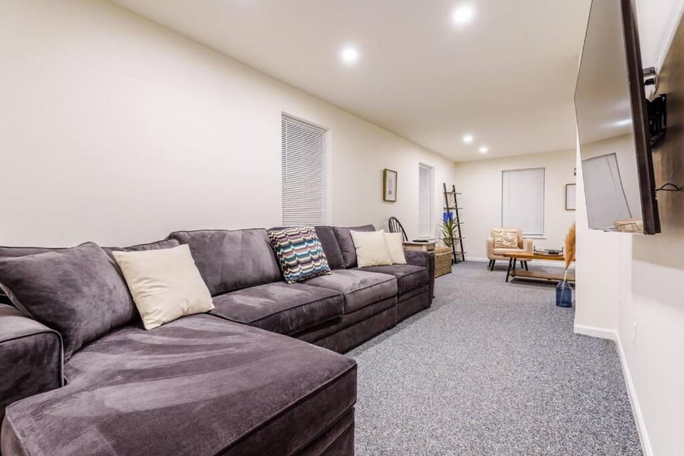 Saratoga Serenity: Charming Rental Nearby Downtown House in Saratoga Springs