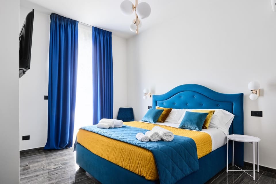 Bed, TV and multimedia, Photo of the whole room, Bedroom, towels