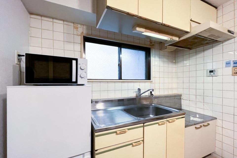 Kitchen or kitchenette, minibar