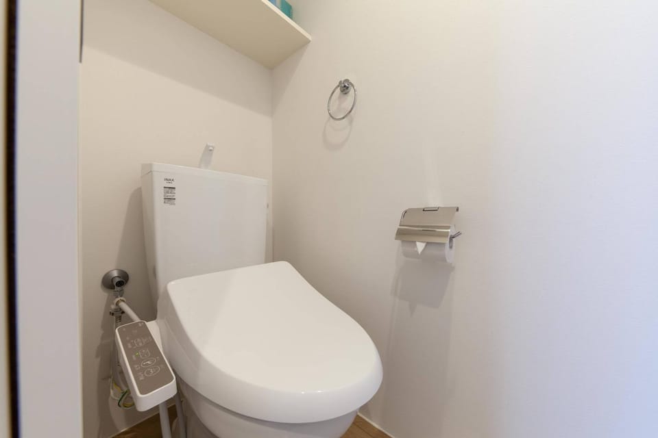 Toilet, bidet